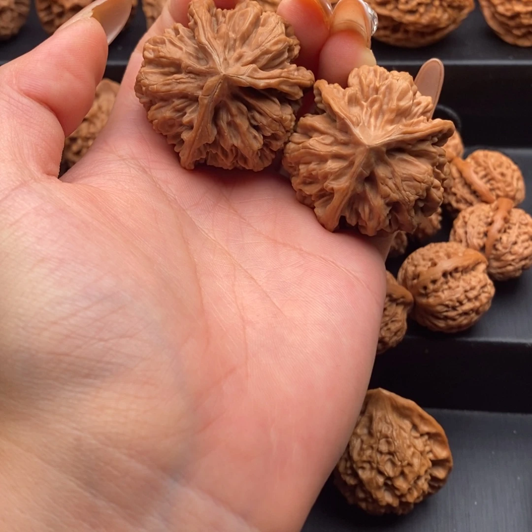 文玩核桃吊坠秦岭三棱大花40