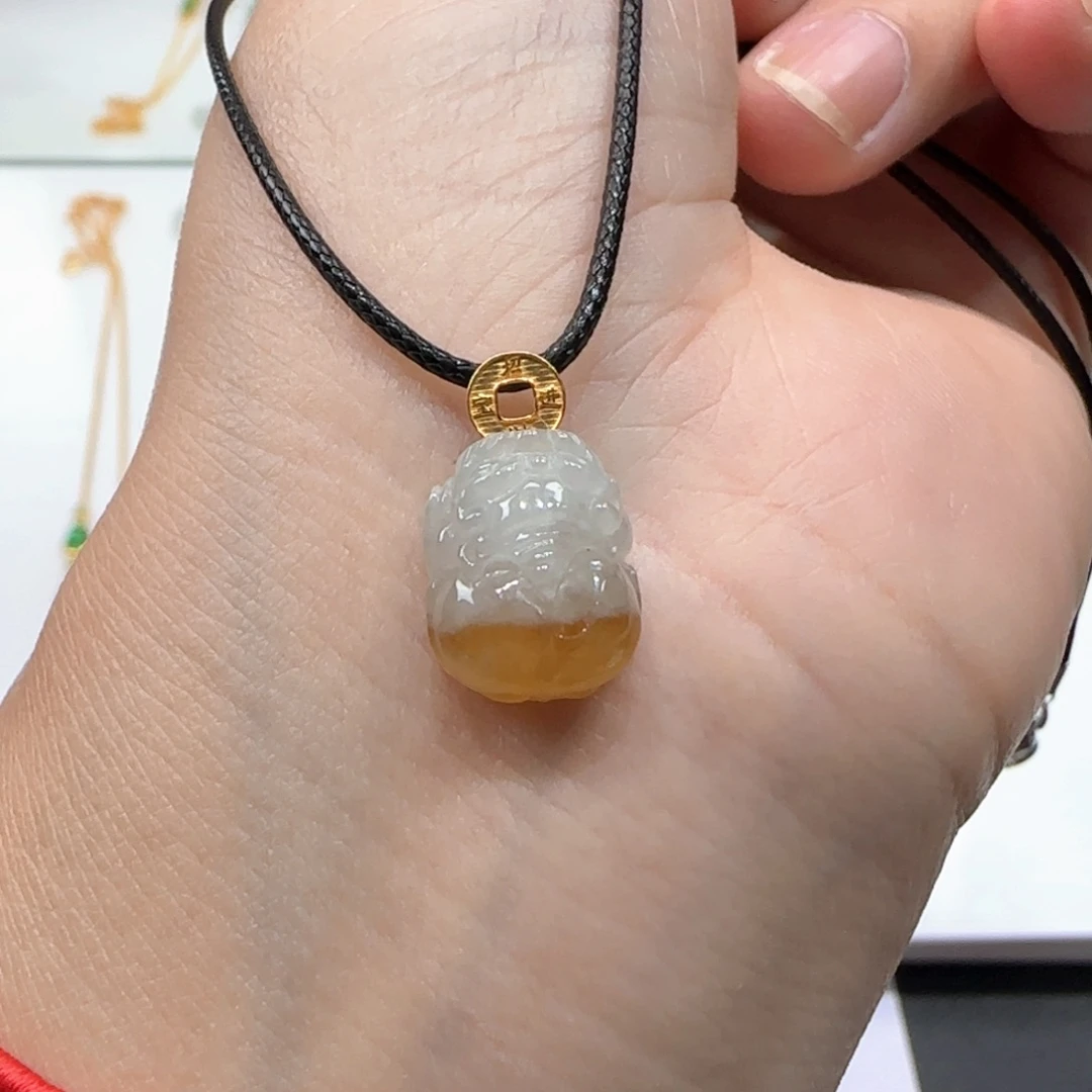 翡翠未镶嵌颈饰貔貅