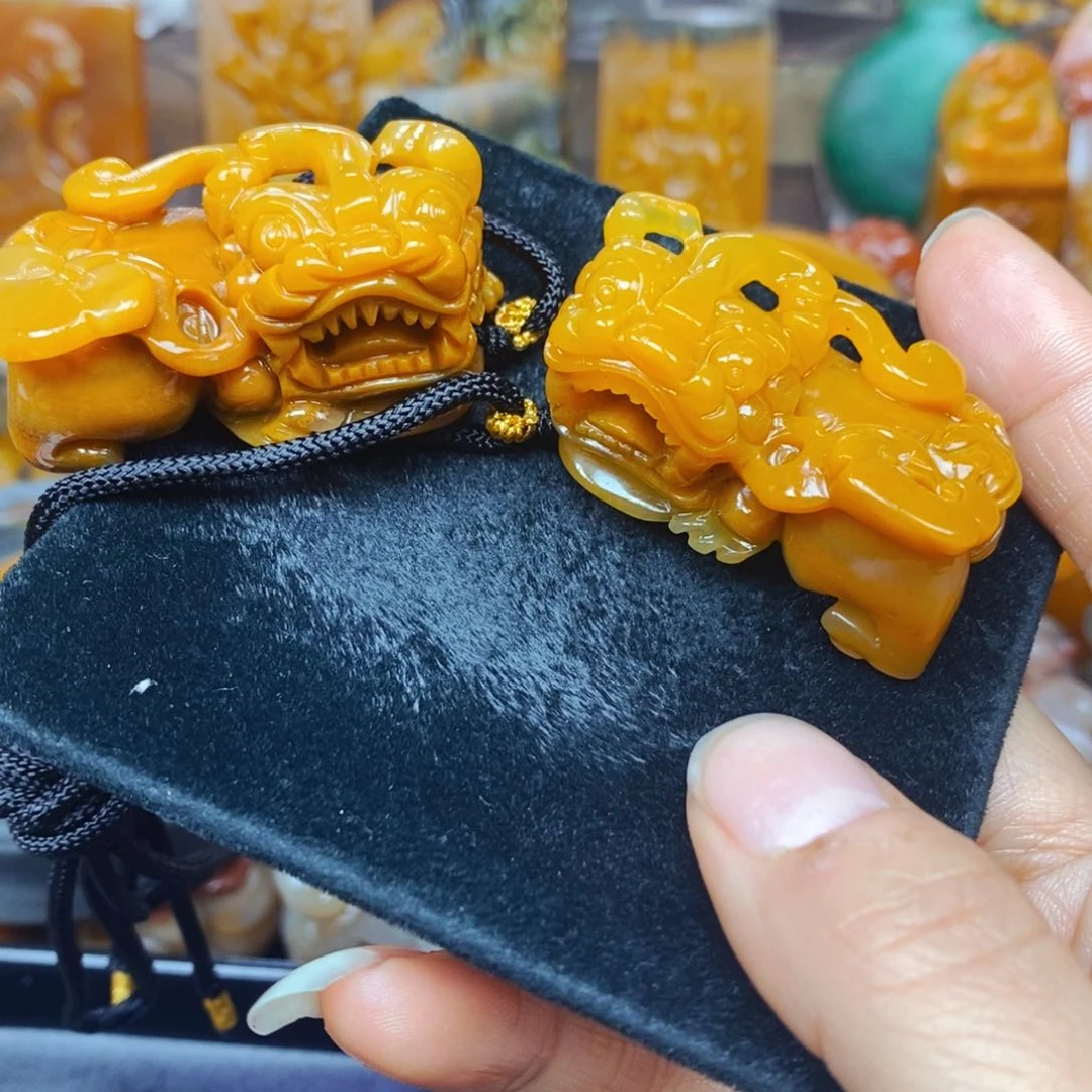 未镶嵌石英质玉（黄龙玉）颈饰