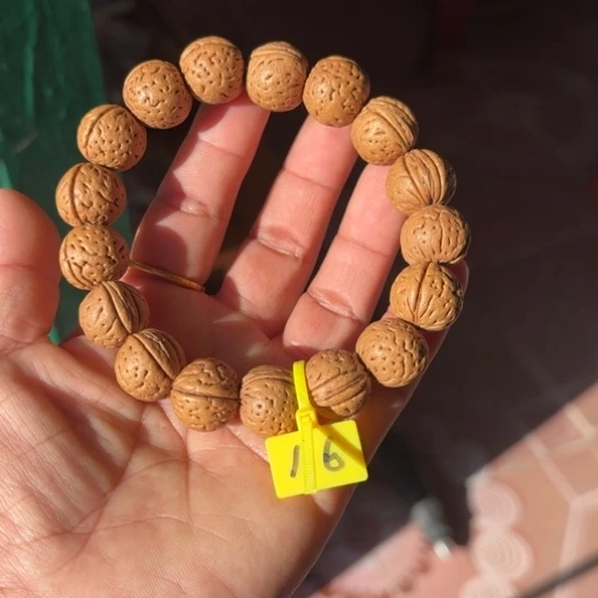 木质野生桃核手串