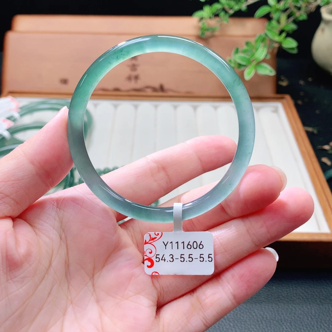 翡翠未镶嵌手镯（圆镯）