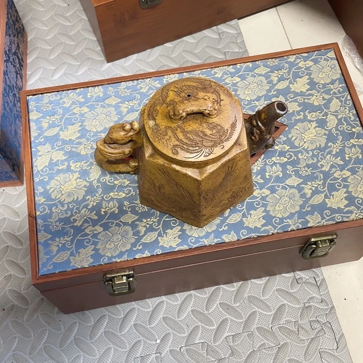 茶壶紫砂原矿泥料，手工制作的一把紫砂壶。