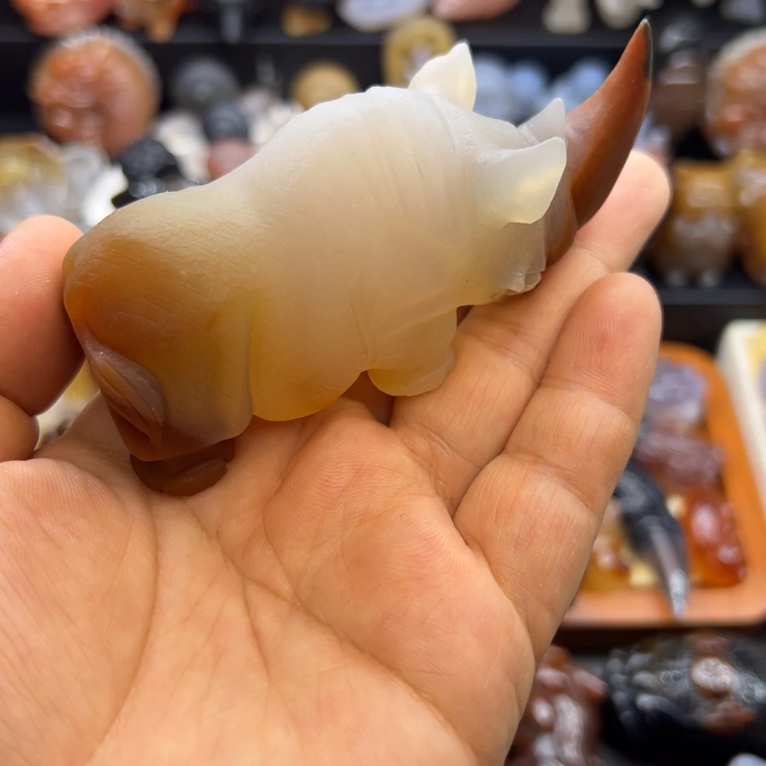 玛瑙/玉髓未镶嵌挂件手玩摆件大犀牛