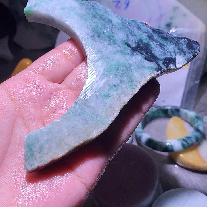 翡翠未镶嵌颈饰边角料