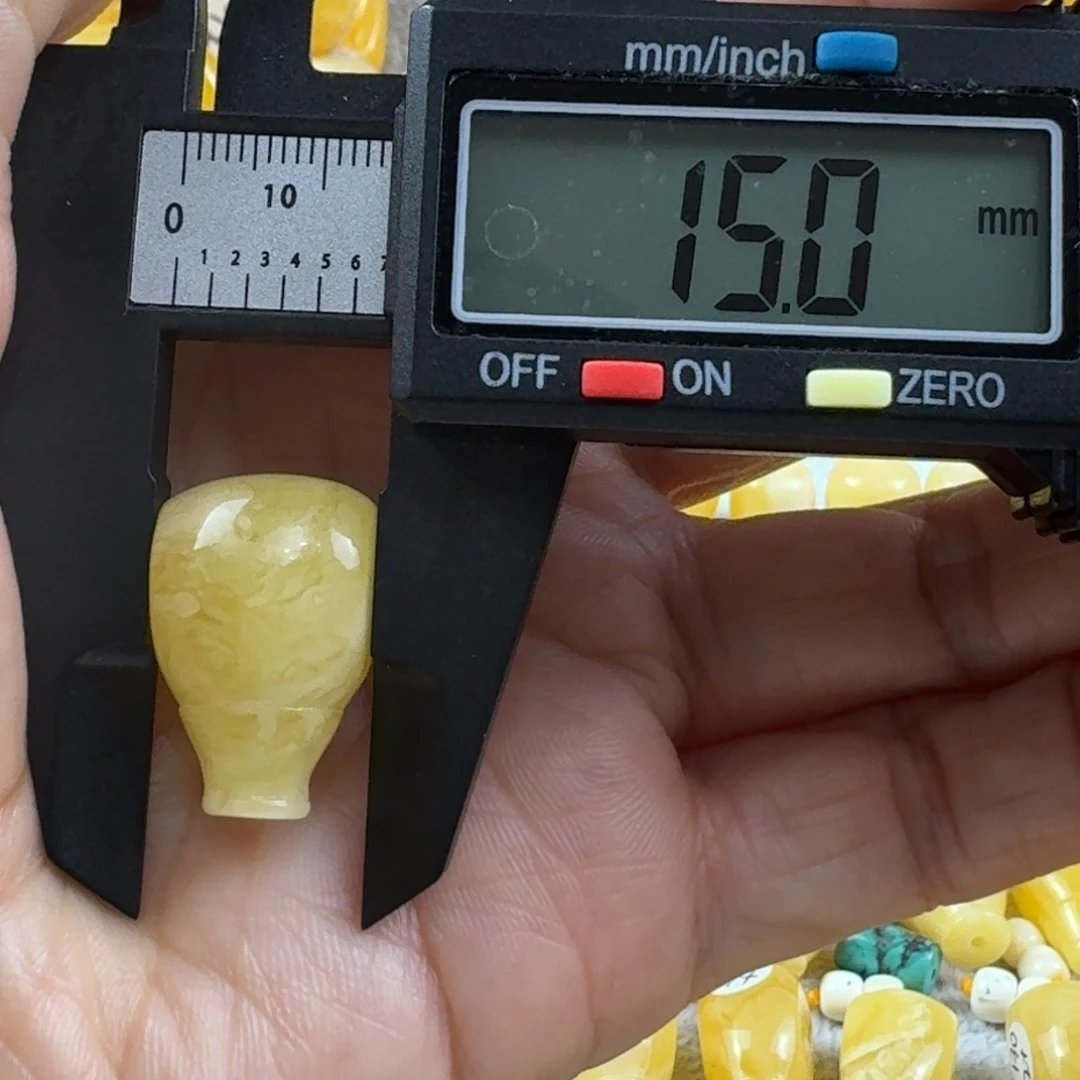 东***严蜜蜡未镶嵌裸石37杂