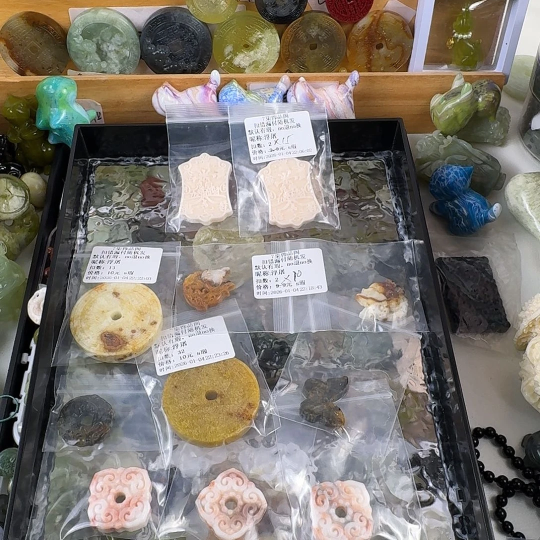 浮***屠蛇纹石玉合金颈饰