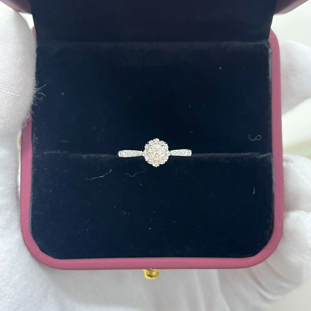 18K金天然钻石戒指