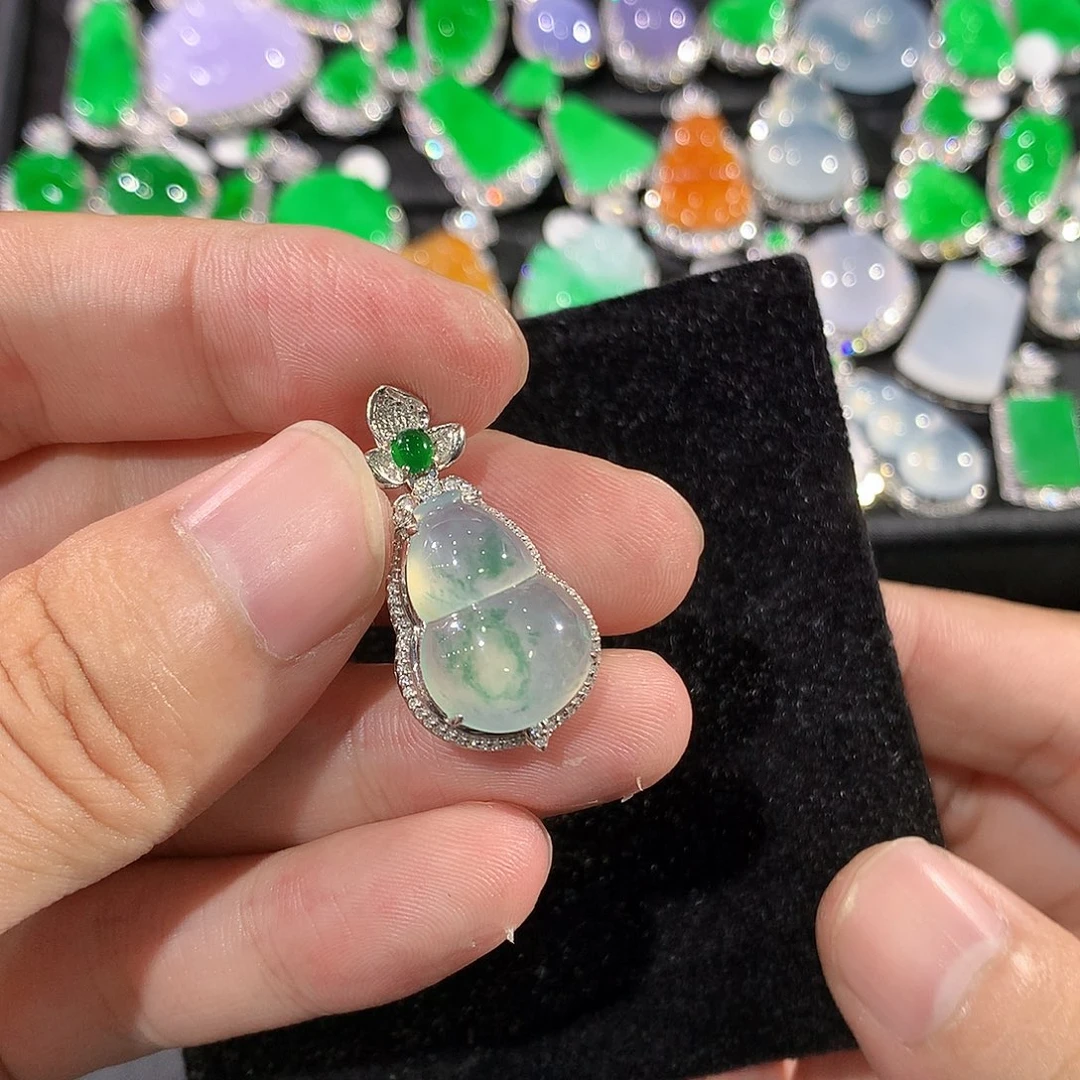 翡翠18K金镶嵌颈饰