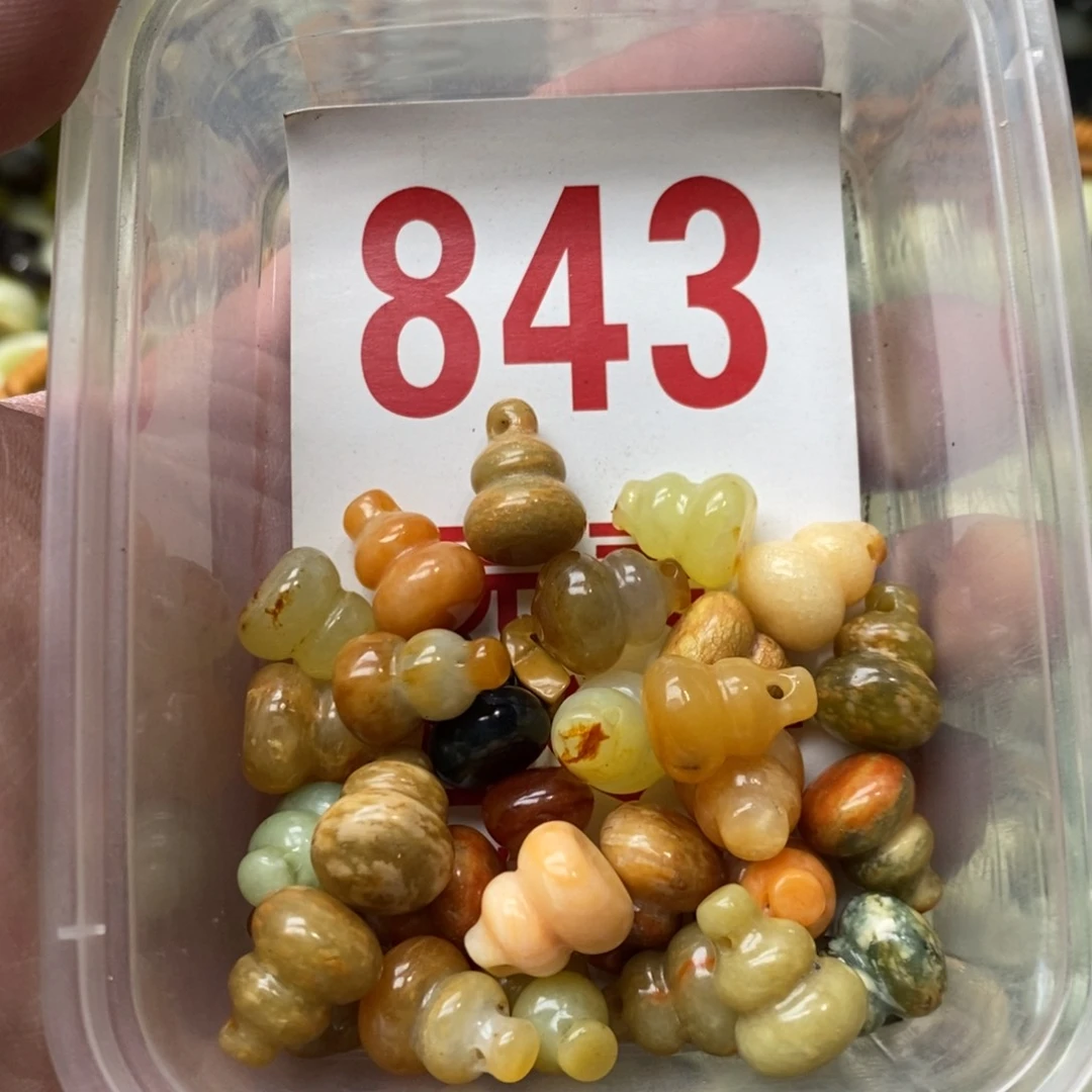 蛇纹石玉挂坠未镶嵌