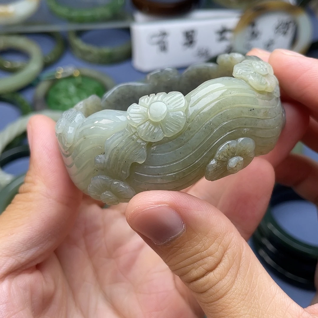 未镶嵌手镯和田玉58mm梅花镯，青花三色