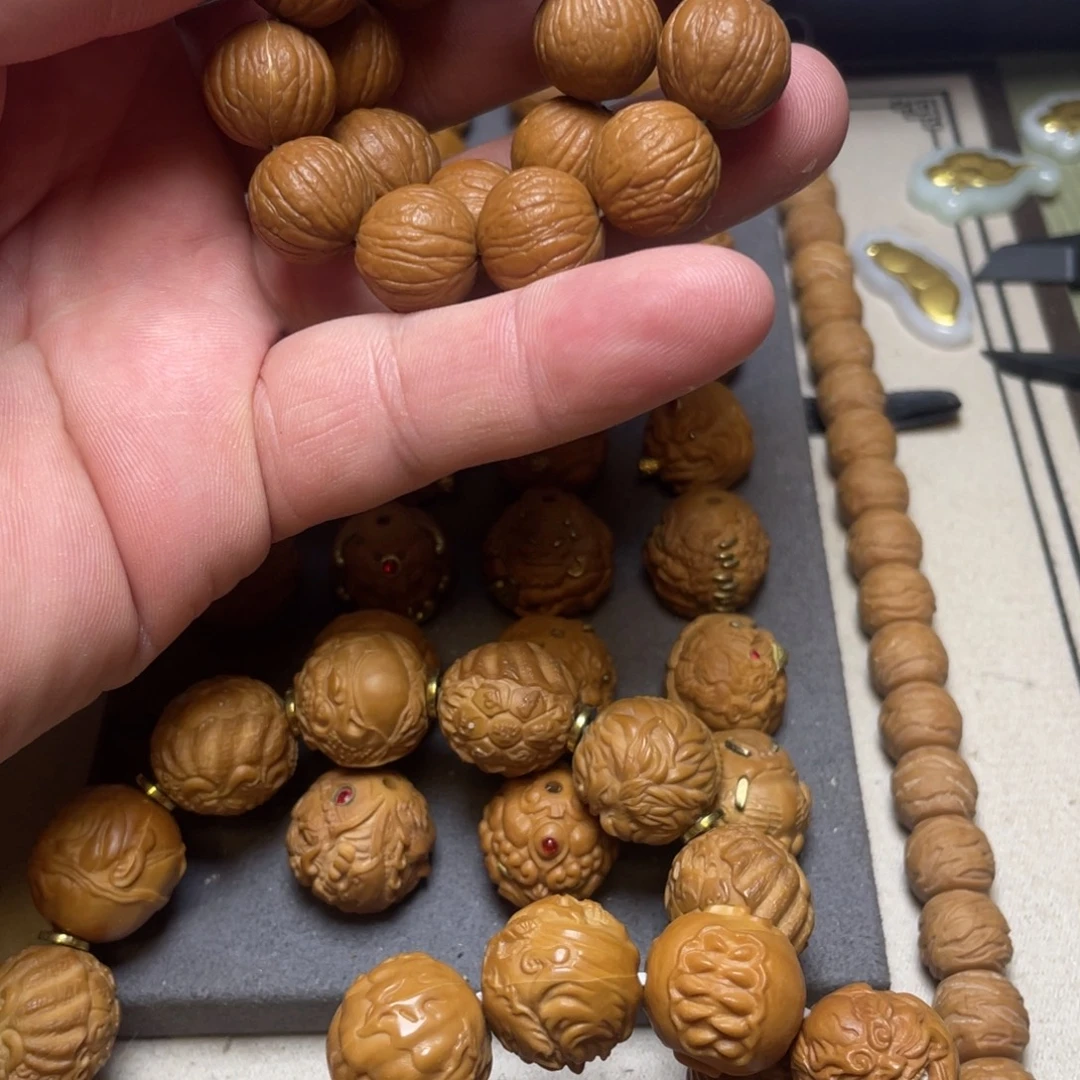 猴头核桃吊坠凤羽