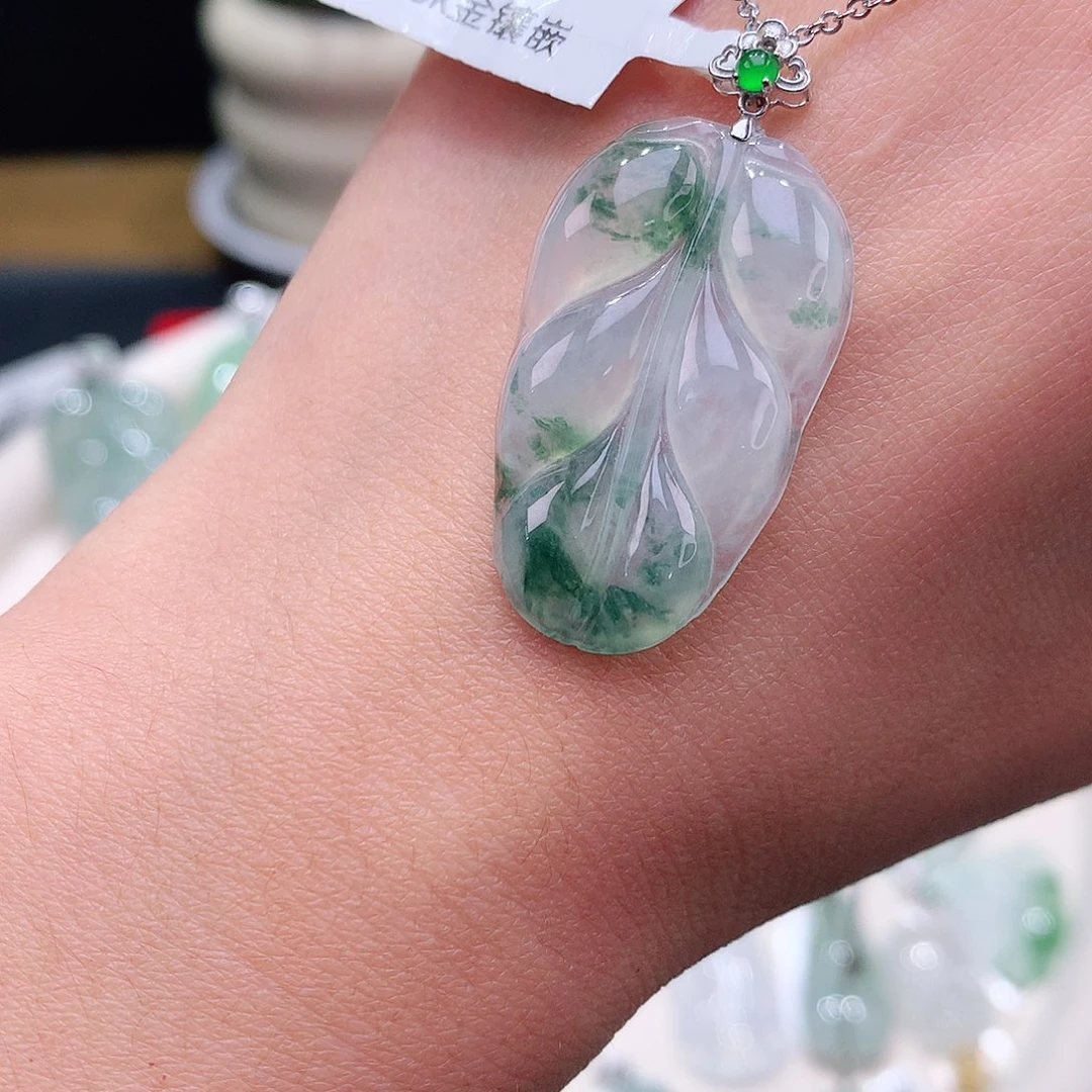 颈饰18K金镶嵌翡翠冰飘花叶子