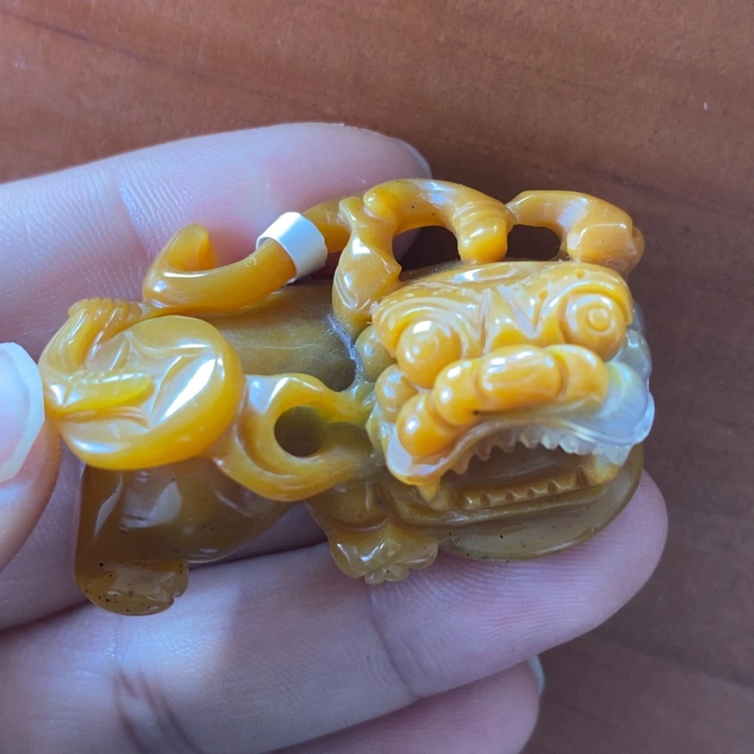 未镶嵌石英质玉（黄龙玉）颈饰