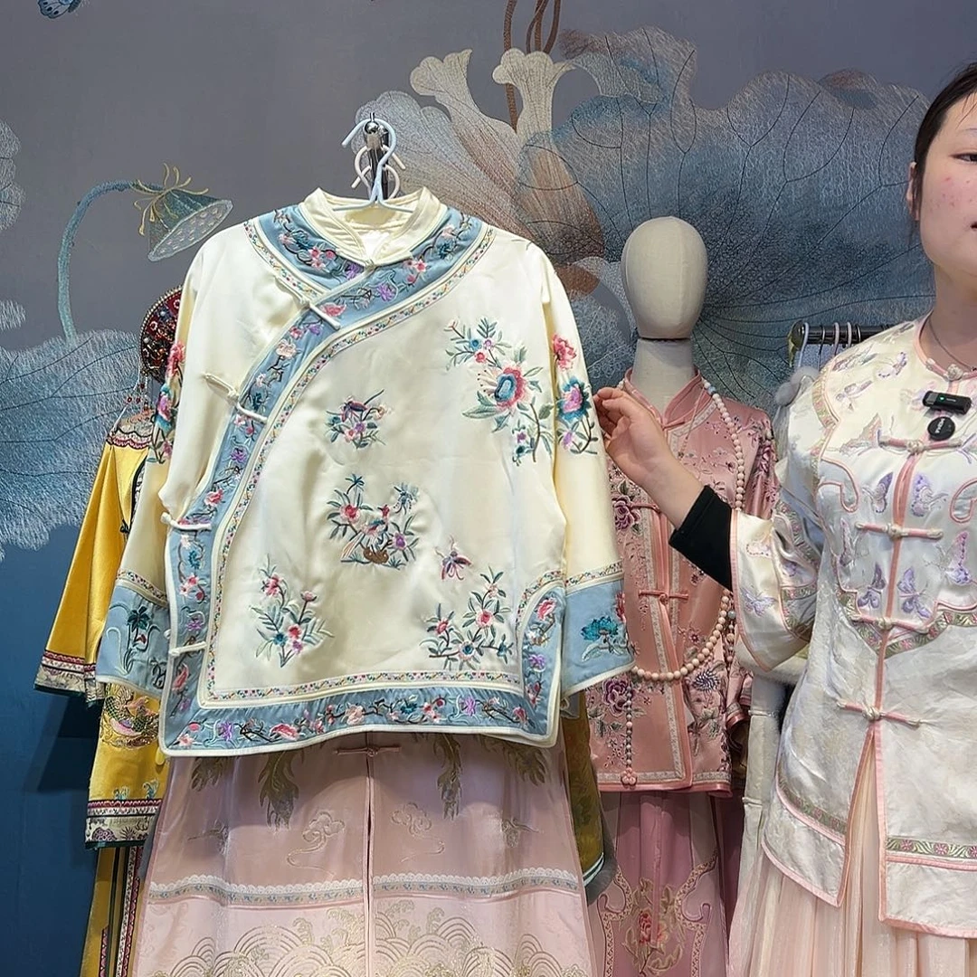 立领斜襟精工手推绣姐姐服