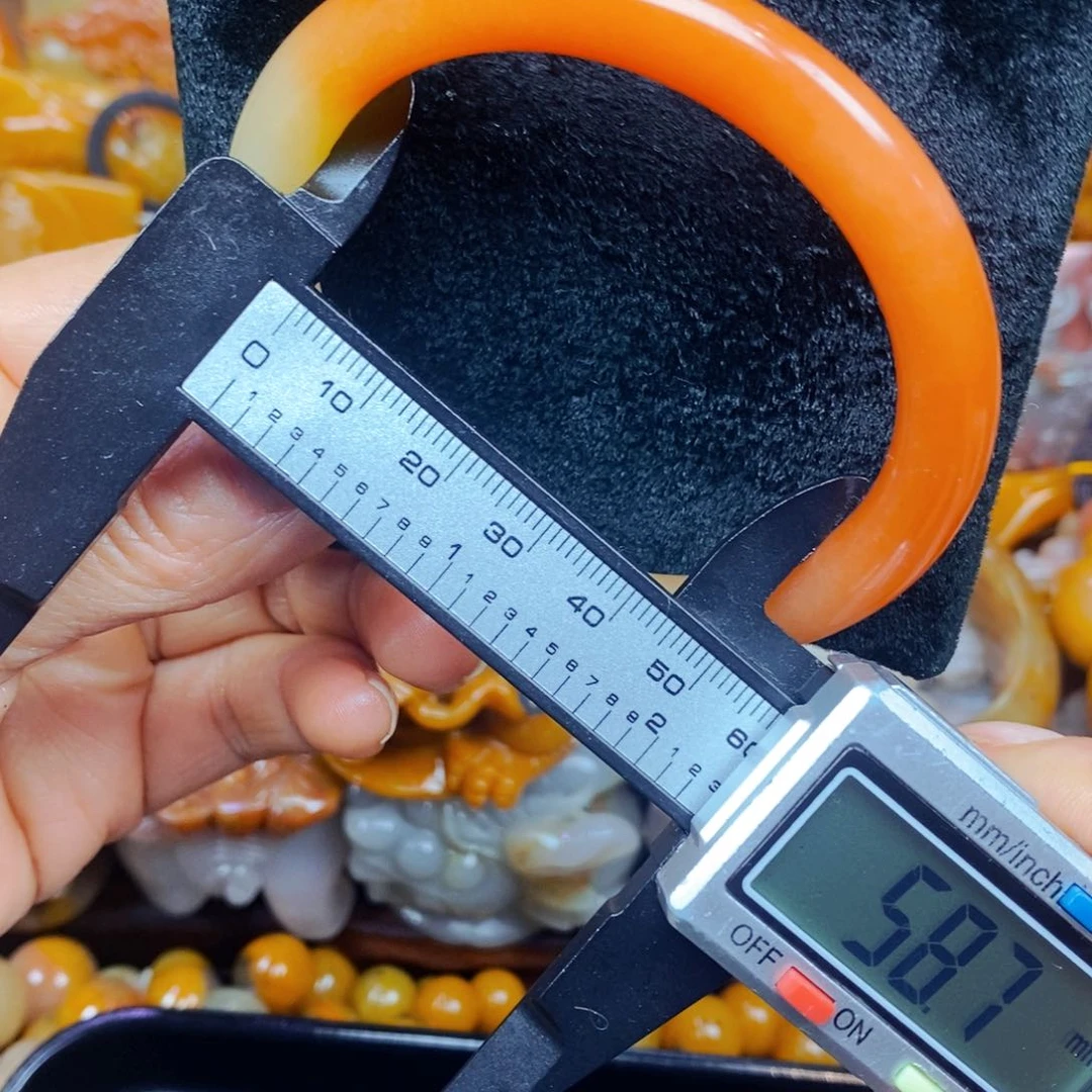 未镶嵌石英质玉（黄龙玉）颈饰