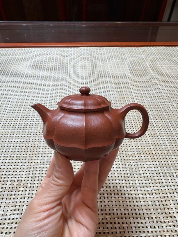 《掌中宝》 泥料：朱泥大红袍 容量：90cc 紫砂壶