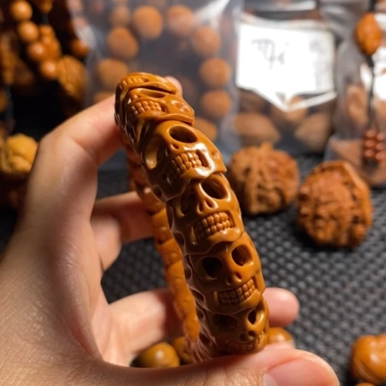 橄榄核吊坠镂空骷髅头