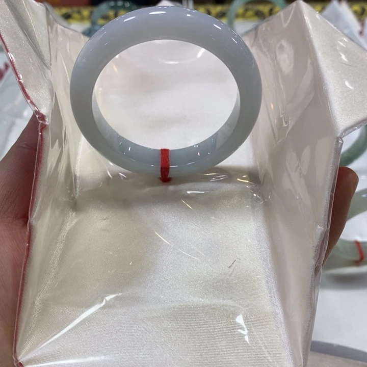 香***果翡翠未镶嵌手镯52.5