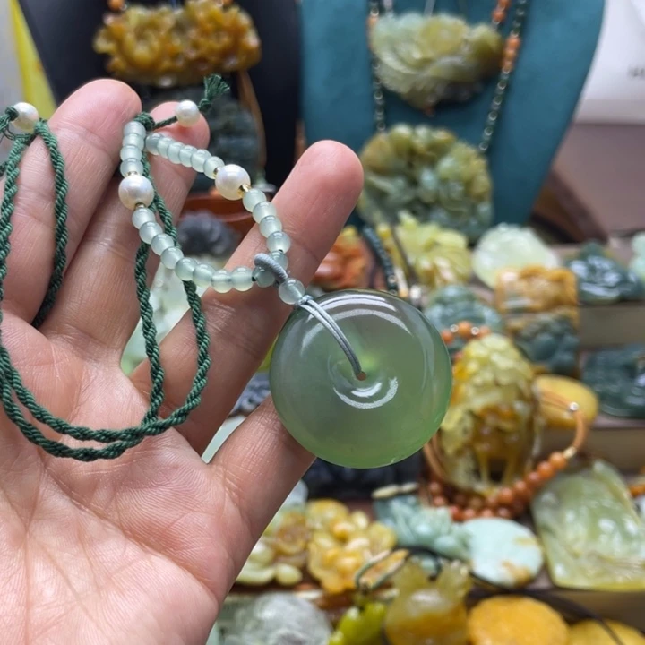 蛇纹石玉未镶嵌颈饰