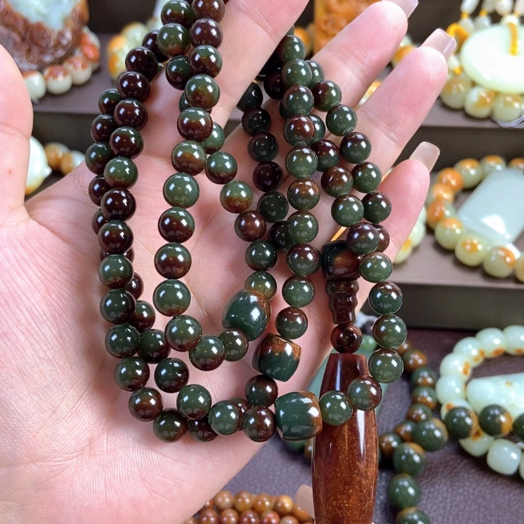 张***东透闪石质玉未镶嵌颈饰