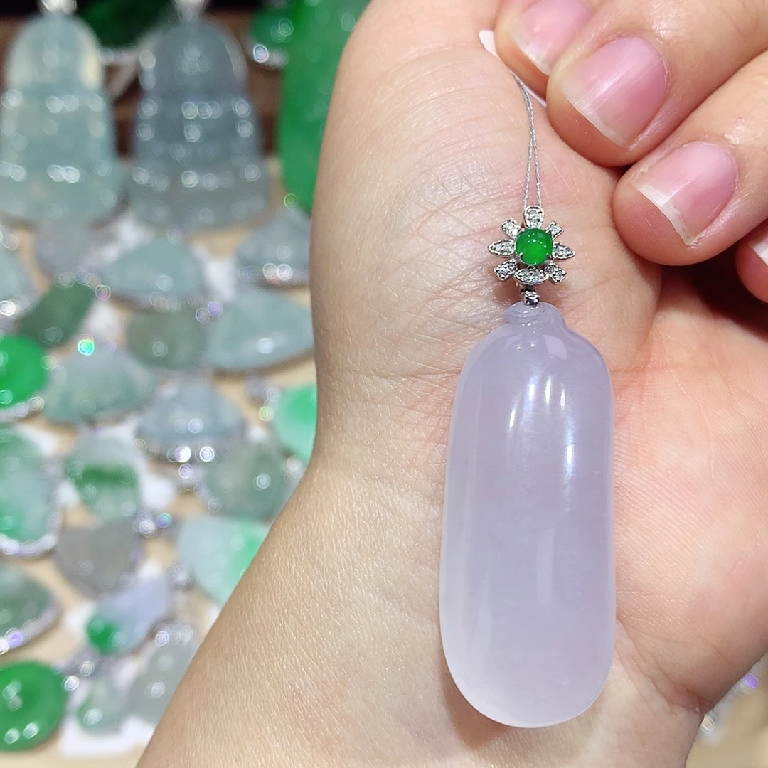 翡翠18K金镶嵌颈饰瓜