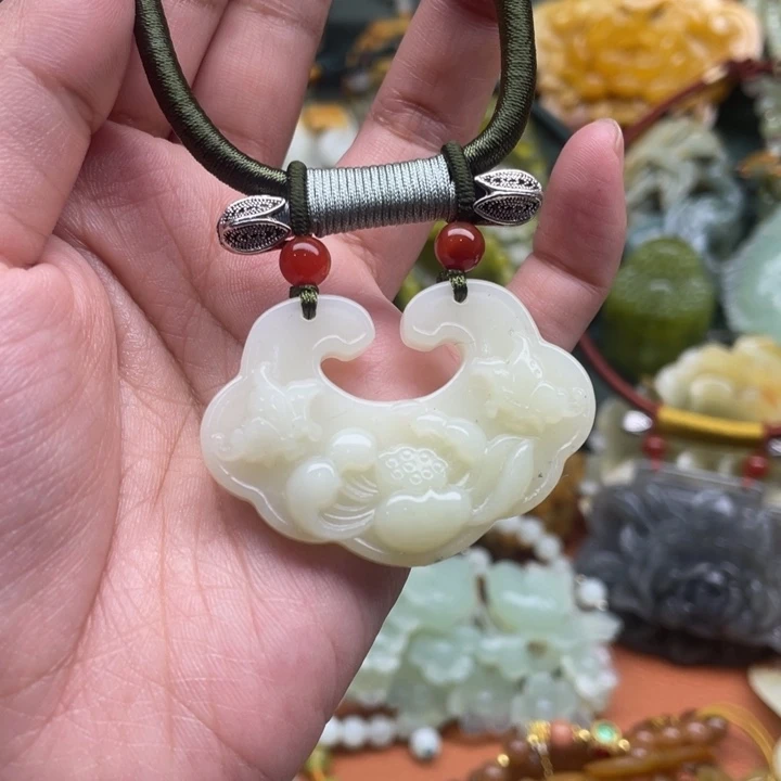 蛇纹石玉吊坠合金