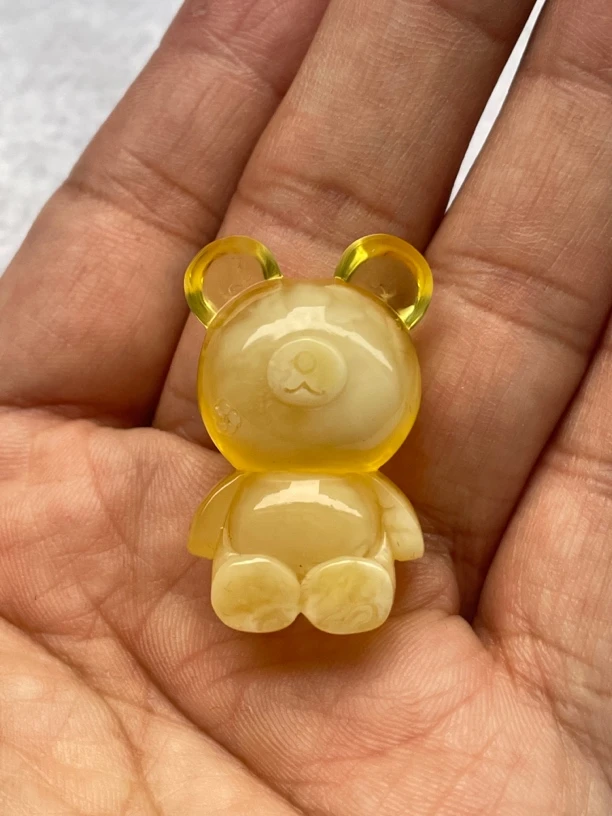 蜜蜡卡通熊微暇矿点福利价6.09克36/21/15.8mm左右。