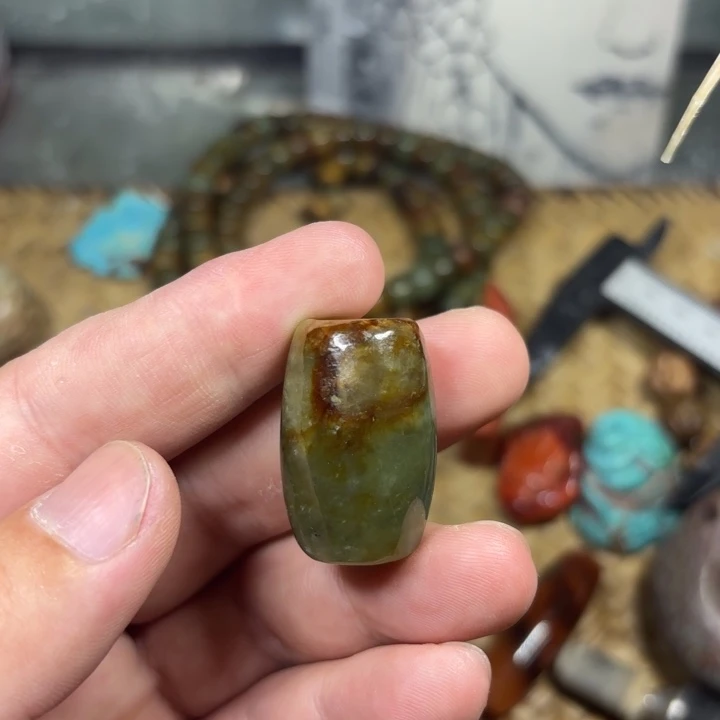 颈饰未镶嵌岫岩河磨玉（透闪石质玉）