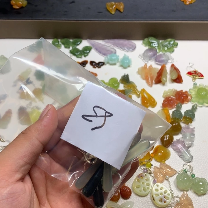 晚***e合金蛇纹石玉耳钉