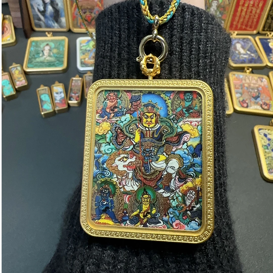 藏式正宗五路财神手绘唐卡吊坠钛钢材质纯手工编织绳男女同款