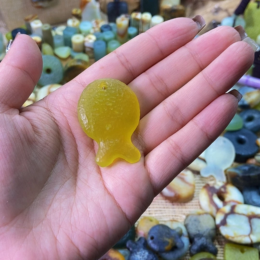 未镶嵌蛇纹石玉挂件柿**利