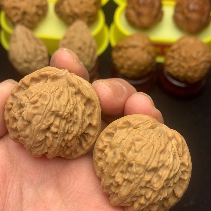 文玩核桃吊坠白狮37