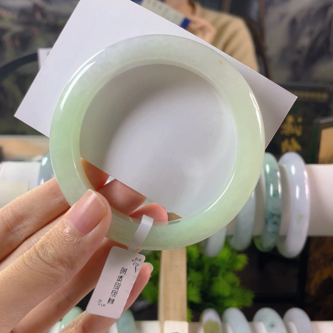 翡翠手镯未镶嵌水**裳包容