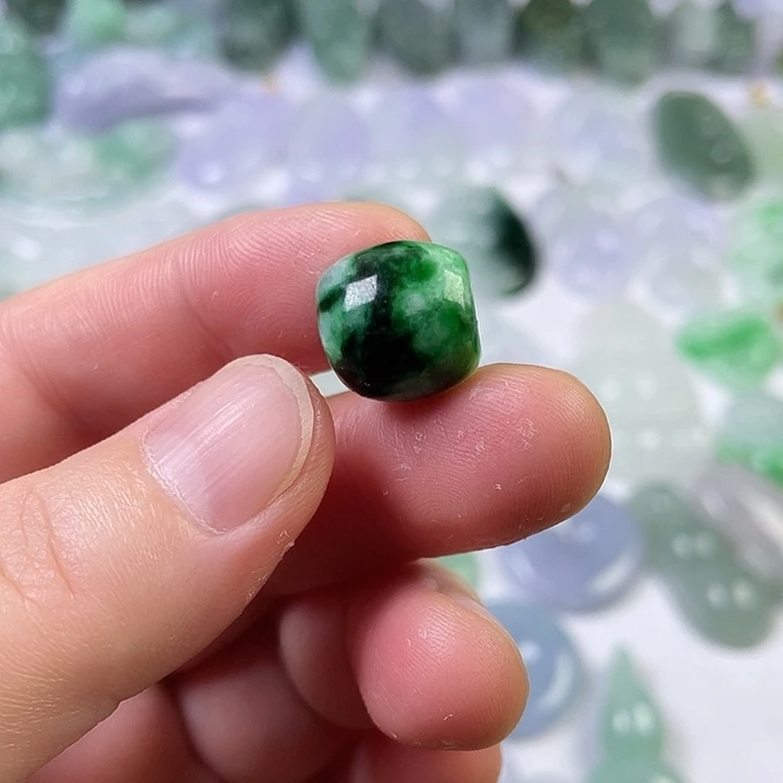 翡翠未镶嵌颈饰路路通