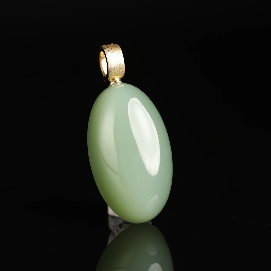 本真传承 | “凝脂”严选精品和田玉高冰特细起荧光粉青吊坠
