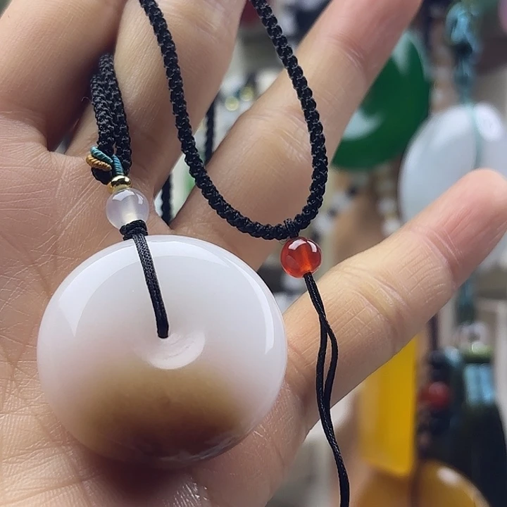 宏***烟石英质玉未镶嵌颈饰