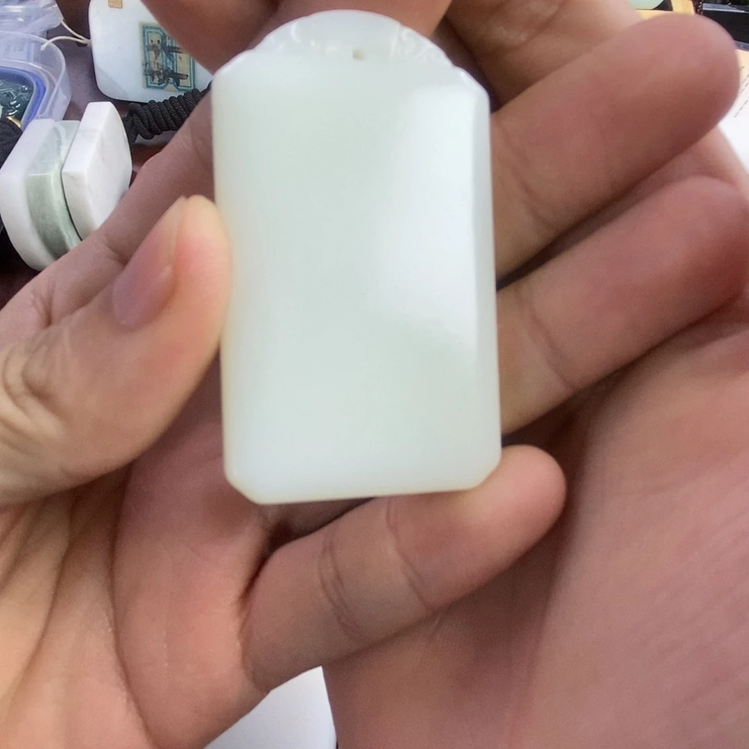 未镶嵌和田玉挂件新疆且末山料暖白无事牌（950）