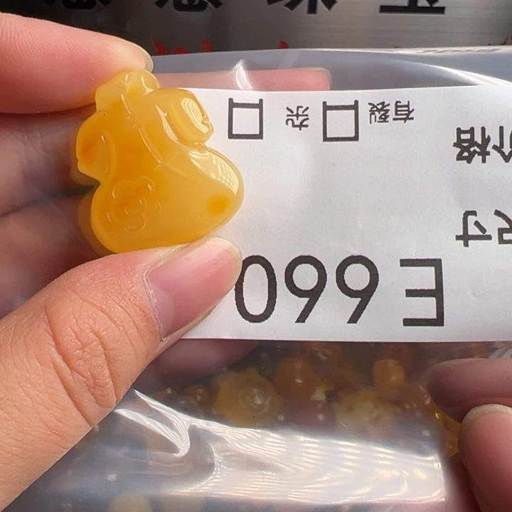 蜜蜡未镶嵌珠宝奇石