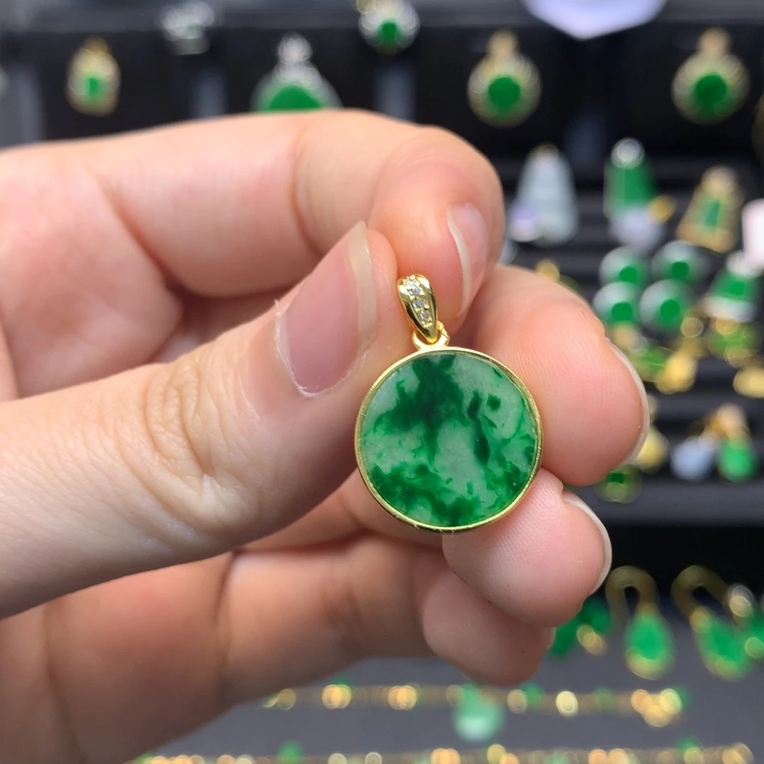 翡翠未镶嵌颈饰有纹裂