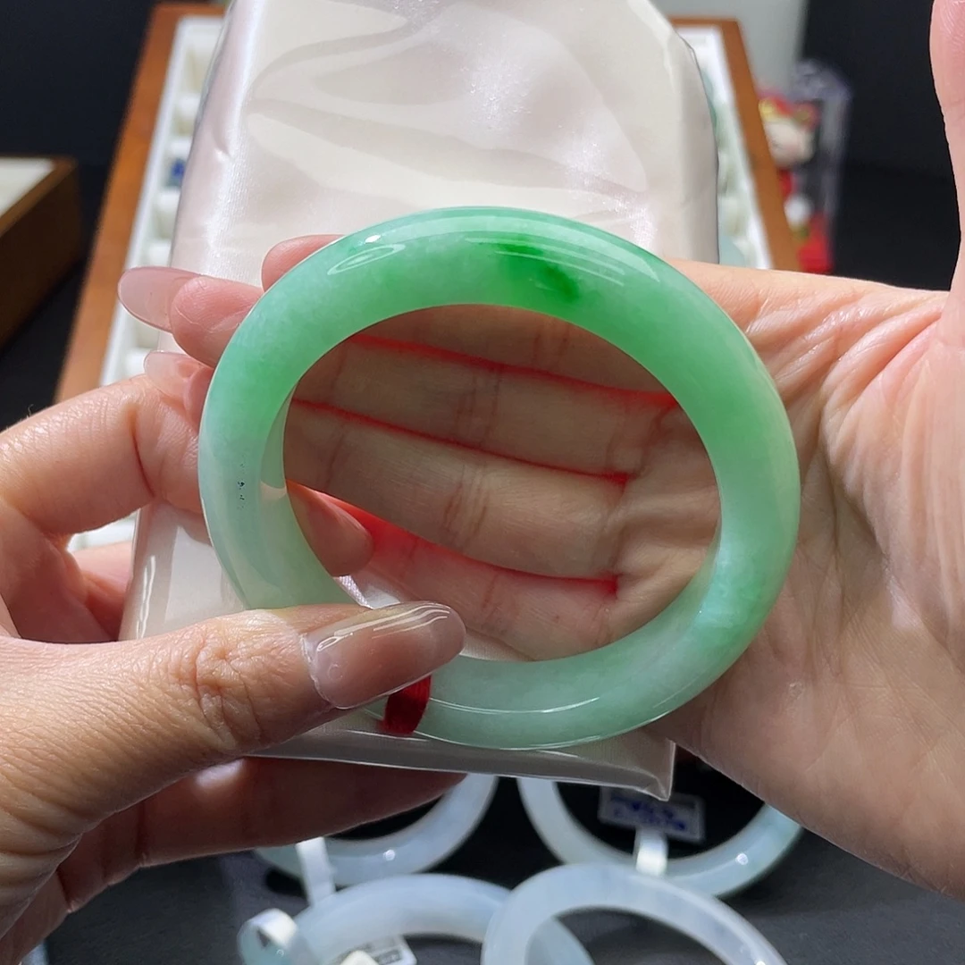 翡翠未镶嵌手镯56.7白底青