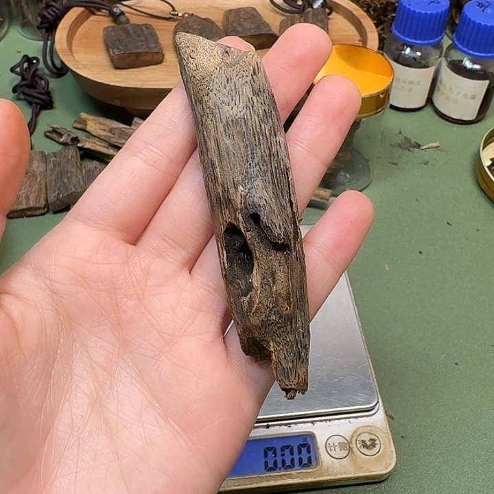 叶***辉沉香沉香碎屑海南高端红油白棋树心油虫漏老料10.6克