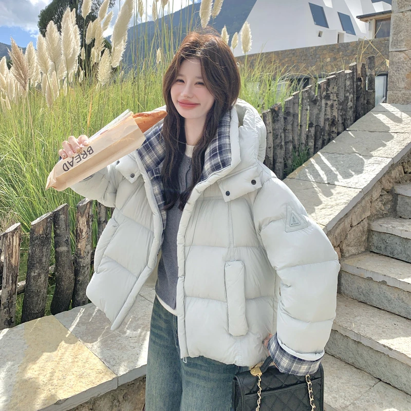 实拍格纹拼接连帽浅蓝色云朵泡芙羽绒服2025冬轻暖短款白鸭绒外套