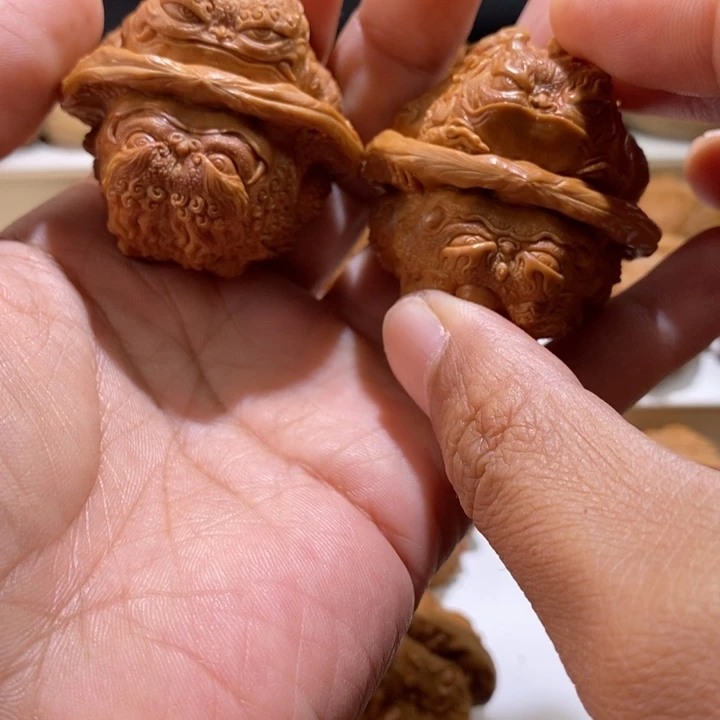 天***勤把件文玩核桃纯手工雕刻文玩核桃