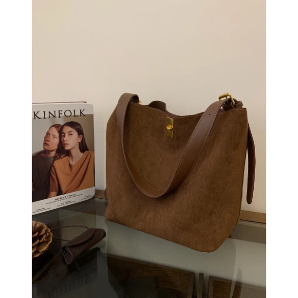 『麂皮暖棕』 A东大门复古风托特包锁扣单肩包简约通勤风包包4015
