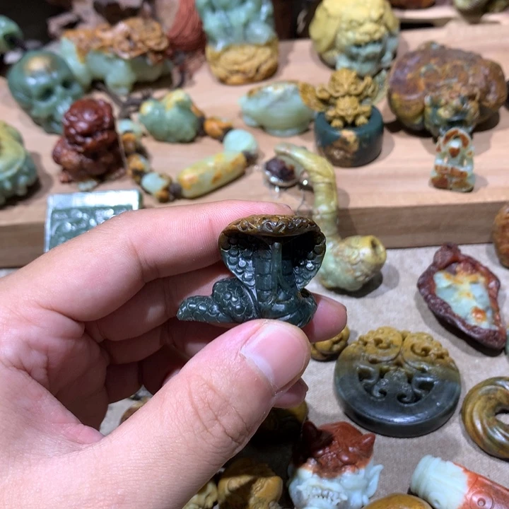 未镶嵌岫岩河磨玉（透闪石质玉）挂件