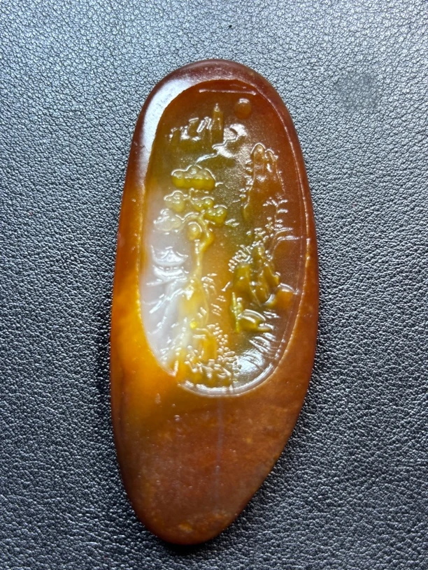 和田玉三色山水大吊坠