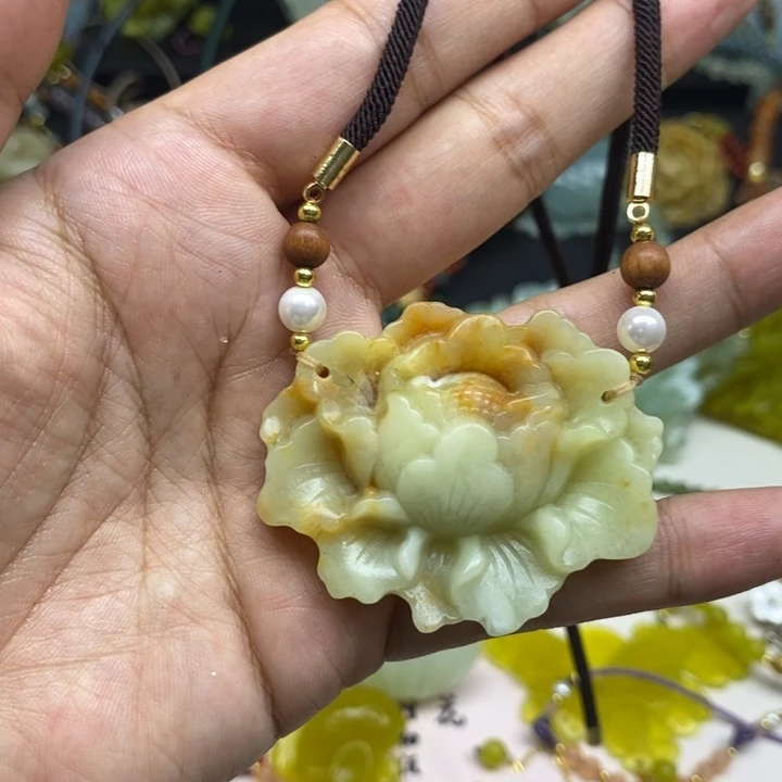 蛇纹石玉未镶嵌颈饰