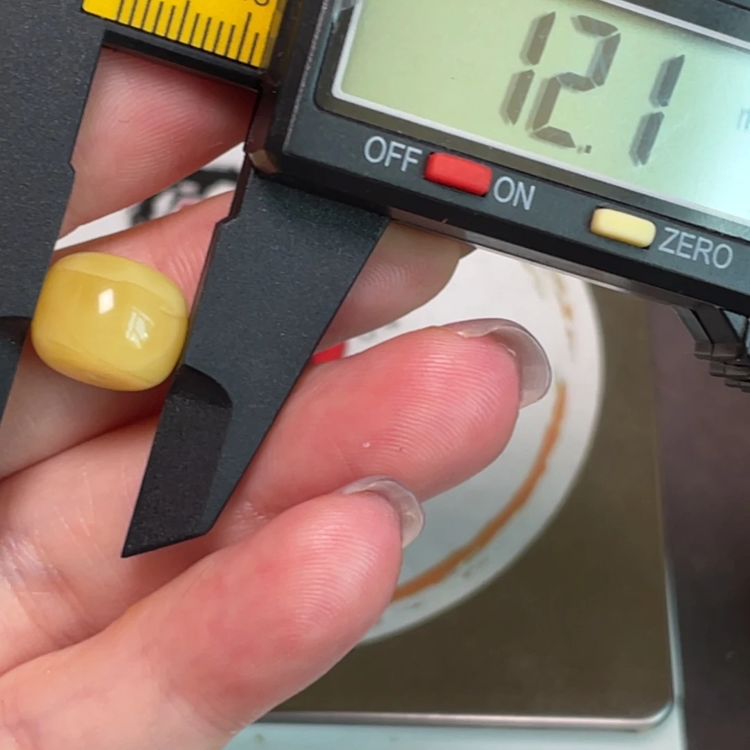 未镶嵌琥珀裸石微瑕335