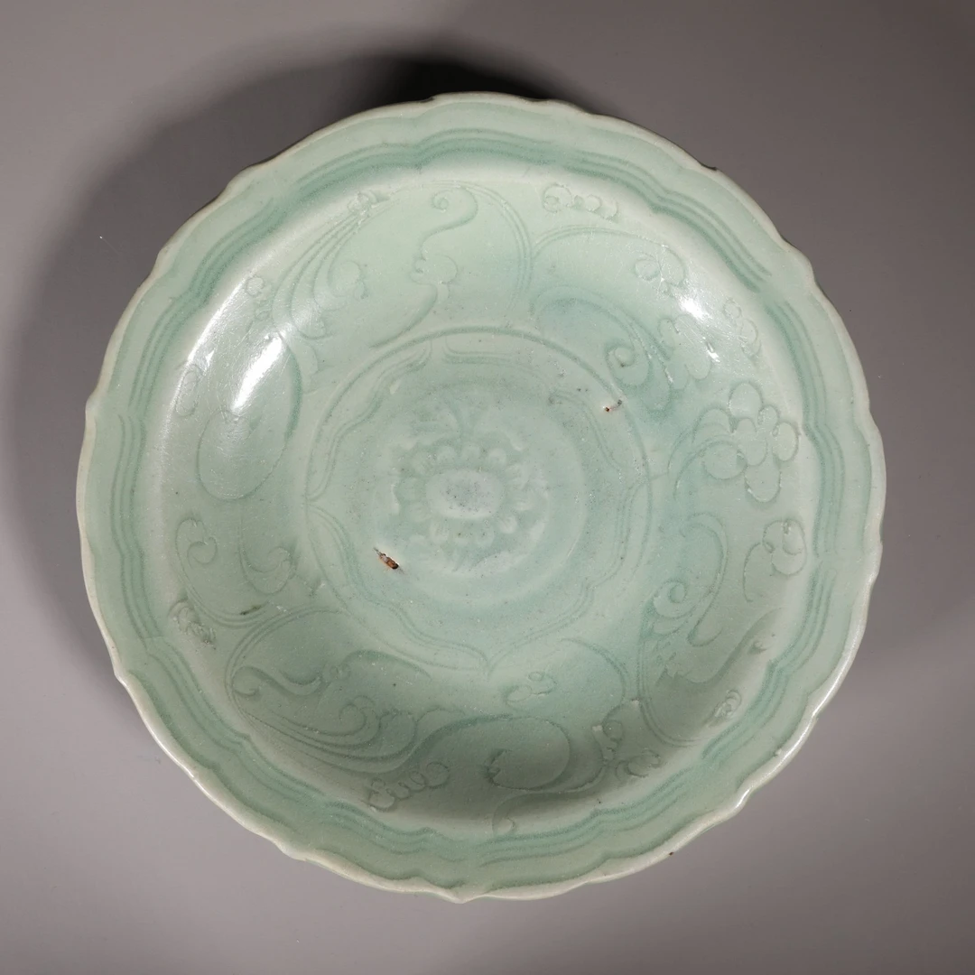 LOT062522 明 龙泉窑划花花口盘