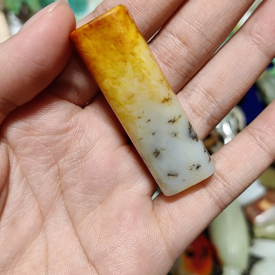 幸***人透闪石质玉未镶嵌颈饰